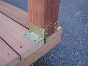 面材にそのまま柱を建てる金具