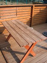 デッキクリーナーで洗浄したテーブル