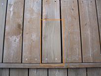 ウッドリバイバーで洗浄したウッドデッキ面