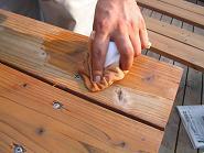 オイルステンを塗っているところ